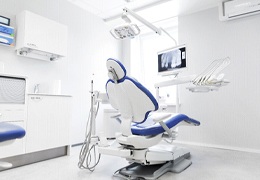 Consultorio dental vacío con tecnología avanzada