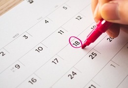 Cerca de mujer con calendario circular resaltador