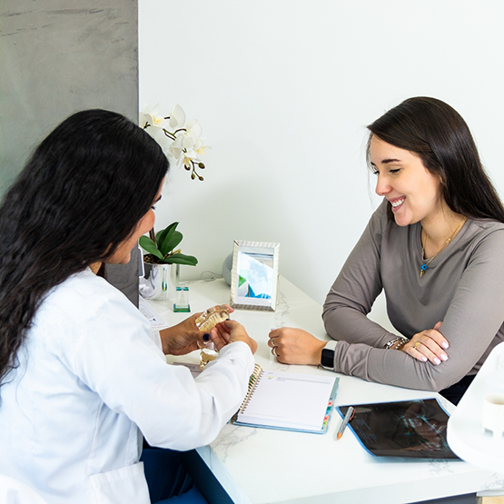 Mujer en una consulta con su dentista